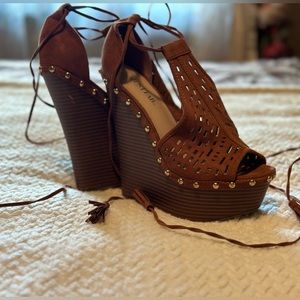 Adorable suede summer lace-up platform sandals